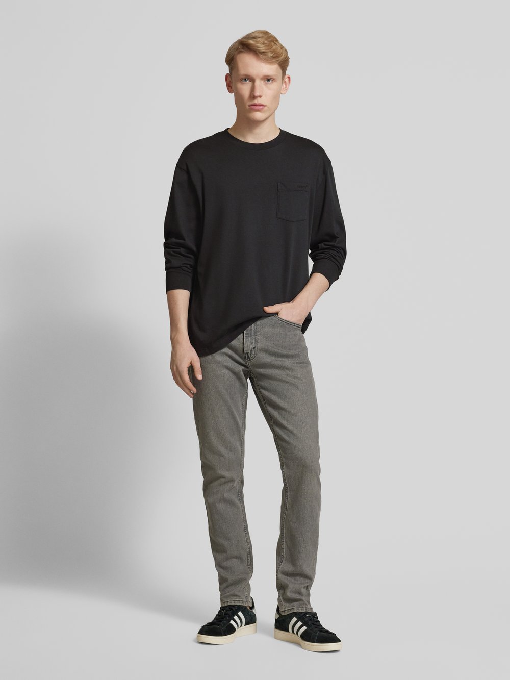 

Лонгслив с пришитой этикеткой Levi's, черный
