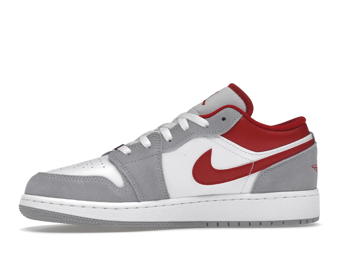 Детские кроссовки Lifestyle с длинным шнурком Jordan 1 Low SE, Smoke Grey/Gym Red/White — фото 3