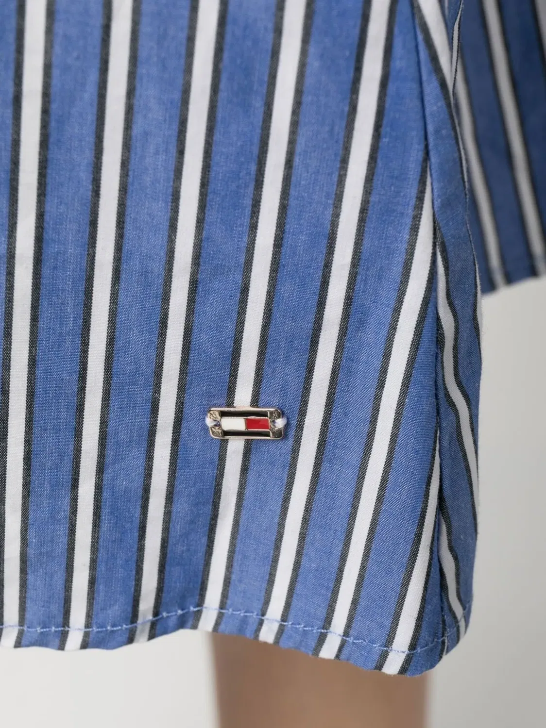 Tommy Hilfiger Платье-рубашка средней длины с голубой полоской — фото 2