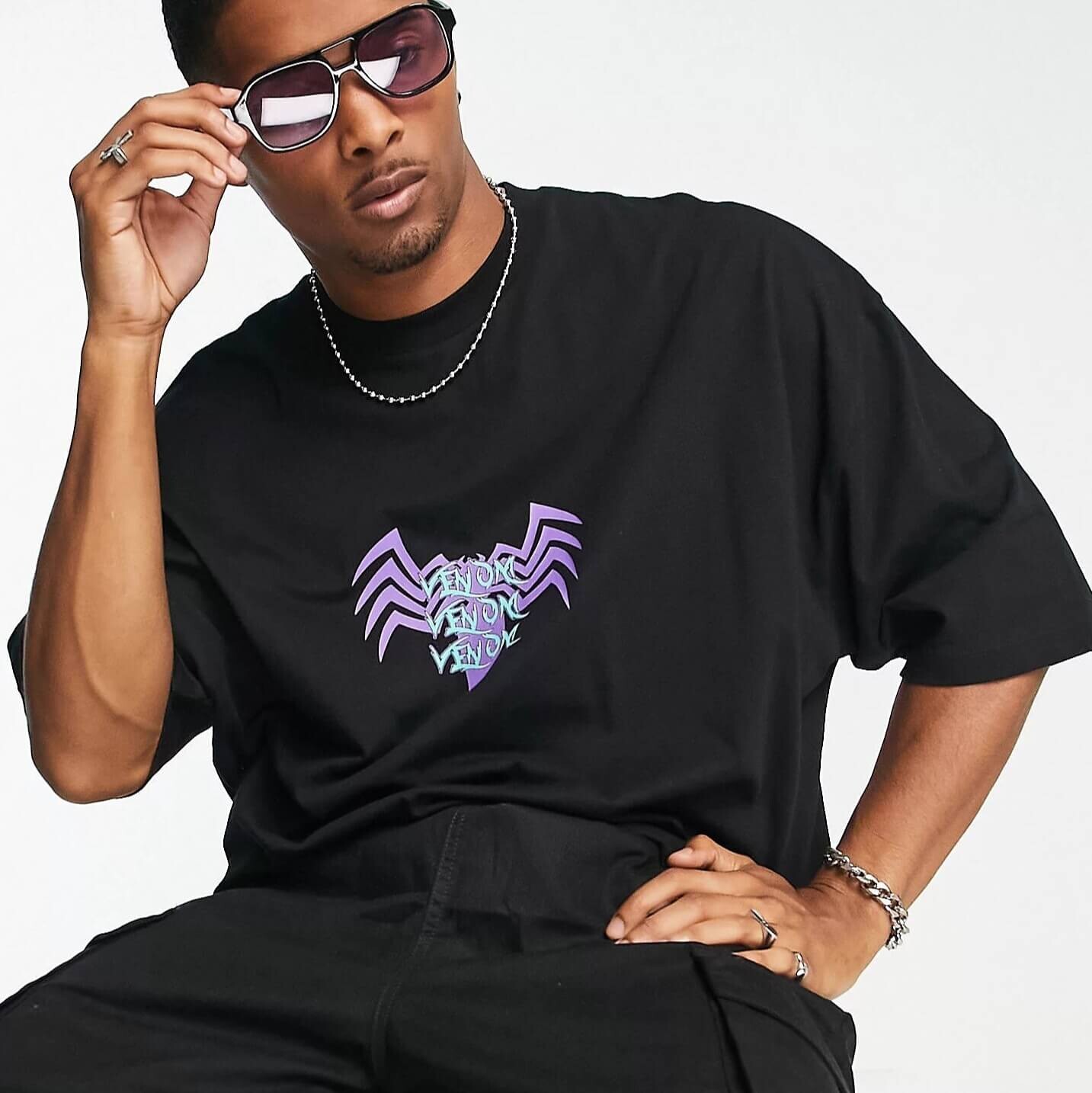 

Футболка оверсайз с принтом Asos Design Venom, черный