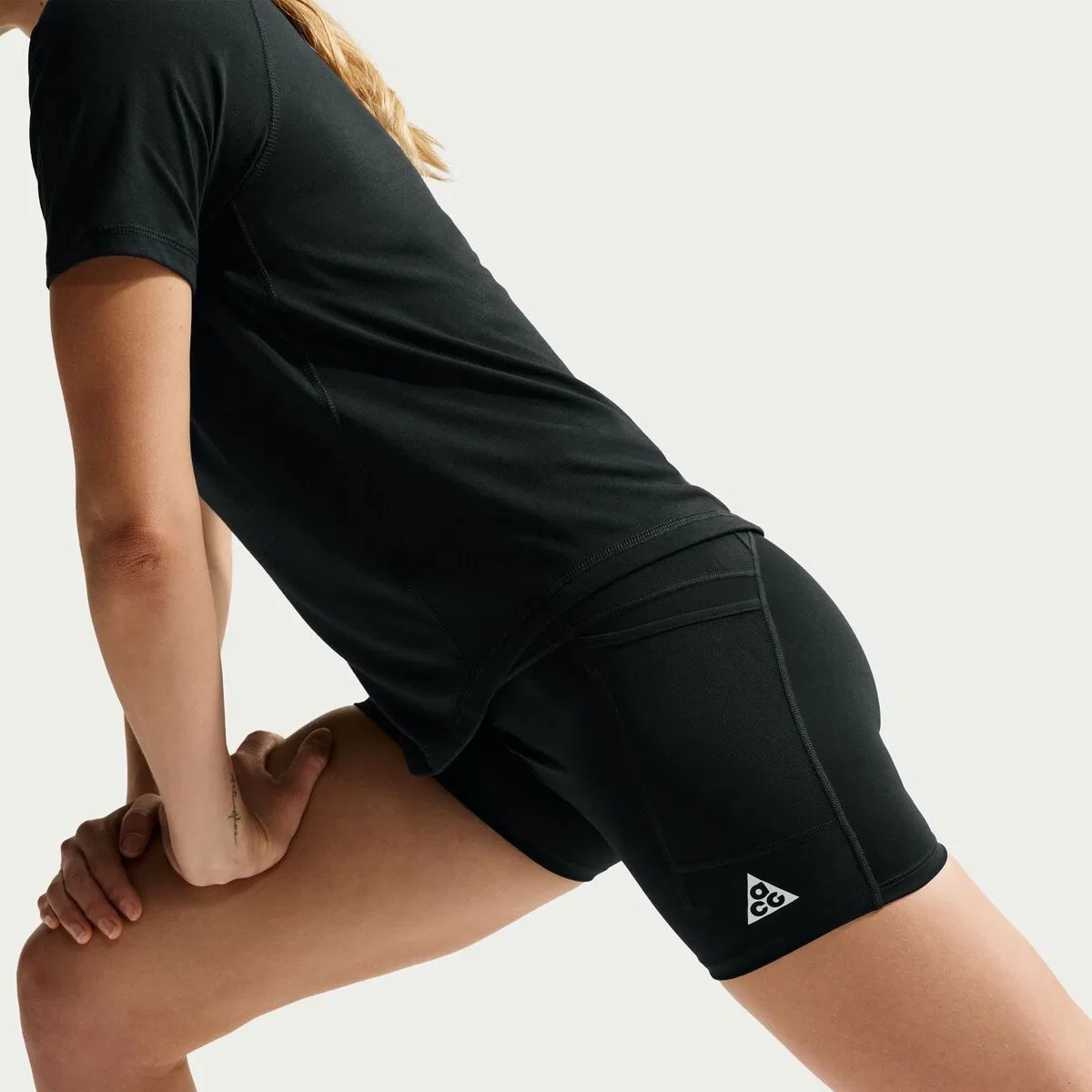 Женские шорты для бега облегающие Nike ACG Trail Dri-Fit HR 4in Tight Short, Black/Summit White — фото 4