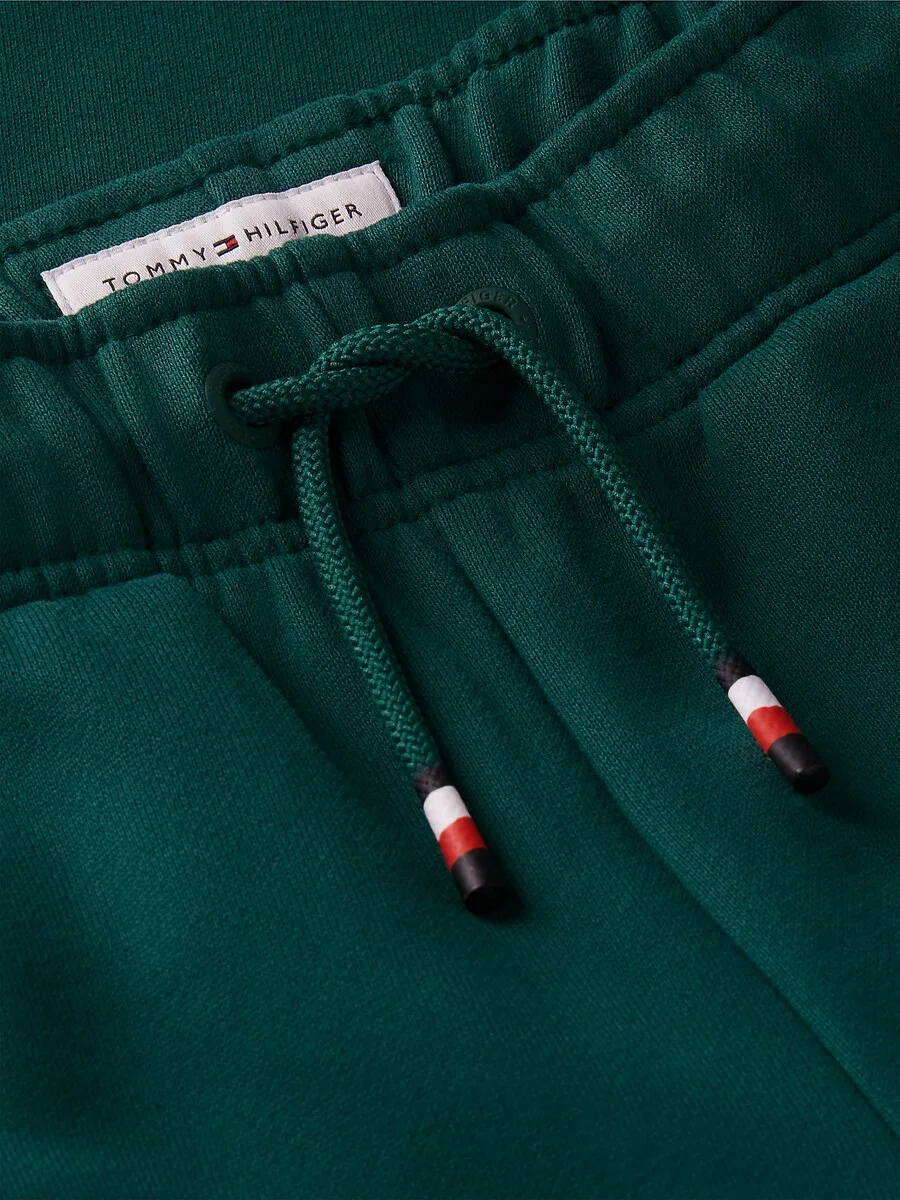 Зауженные брюки TOMMY HILFIGER 'Brand Love' в цвете "Ель" — фото 4
