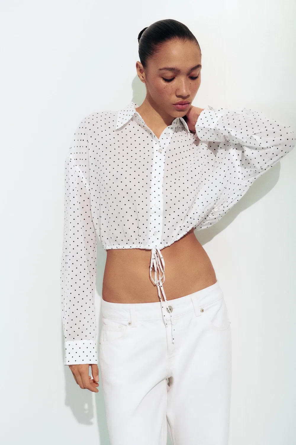 Укороченная шифоновая рубашка в горошек с регулируемым шнурком ZARA, Black/White — фото 4