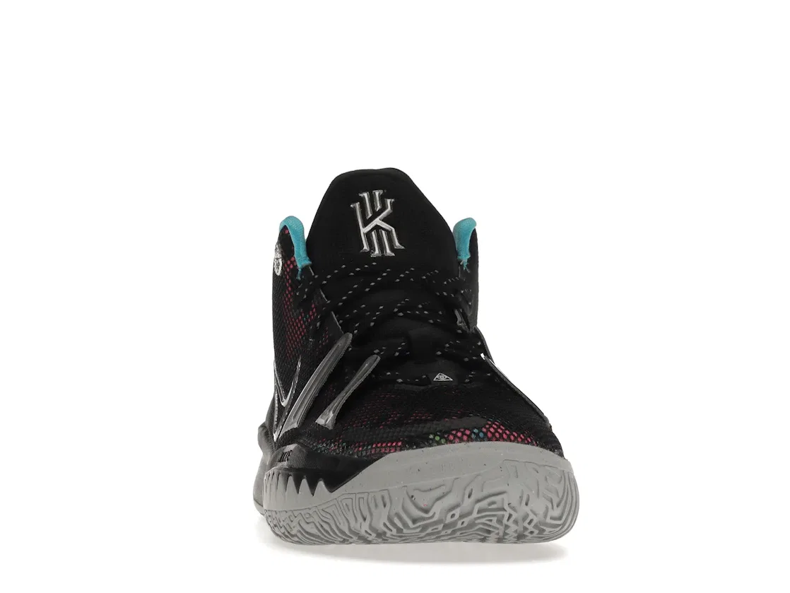 Детские кроссовки для мальчиков баскетбольные Nike Kyrie 7, Black/Light Smoke Grey/Blue Fury/Metallic Silver — фото 2