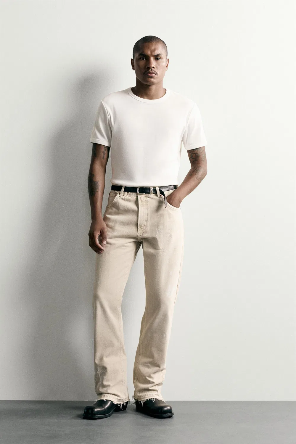 Джинсы с расклешенным кроем и эффектом брызг краски. ZARA, Light tan