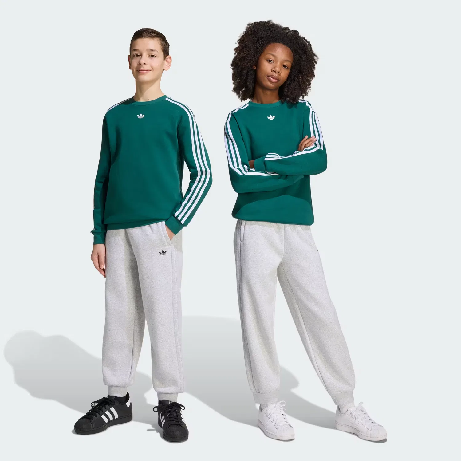 Детские спортивные штаны свободного кроя с принтом Pokémon Adidas Originals, светло-серый меланж
