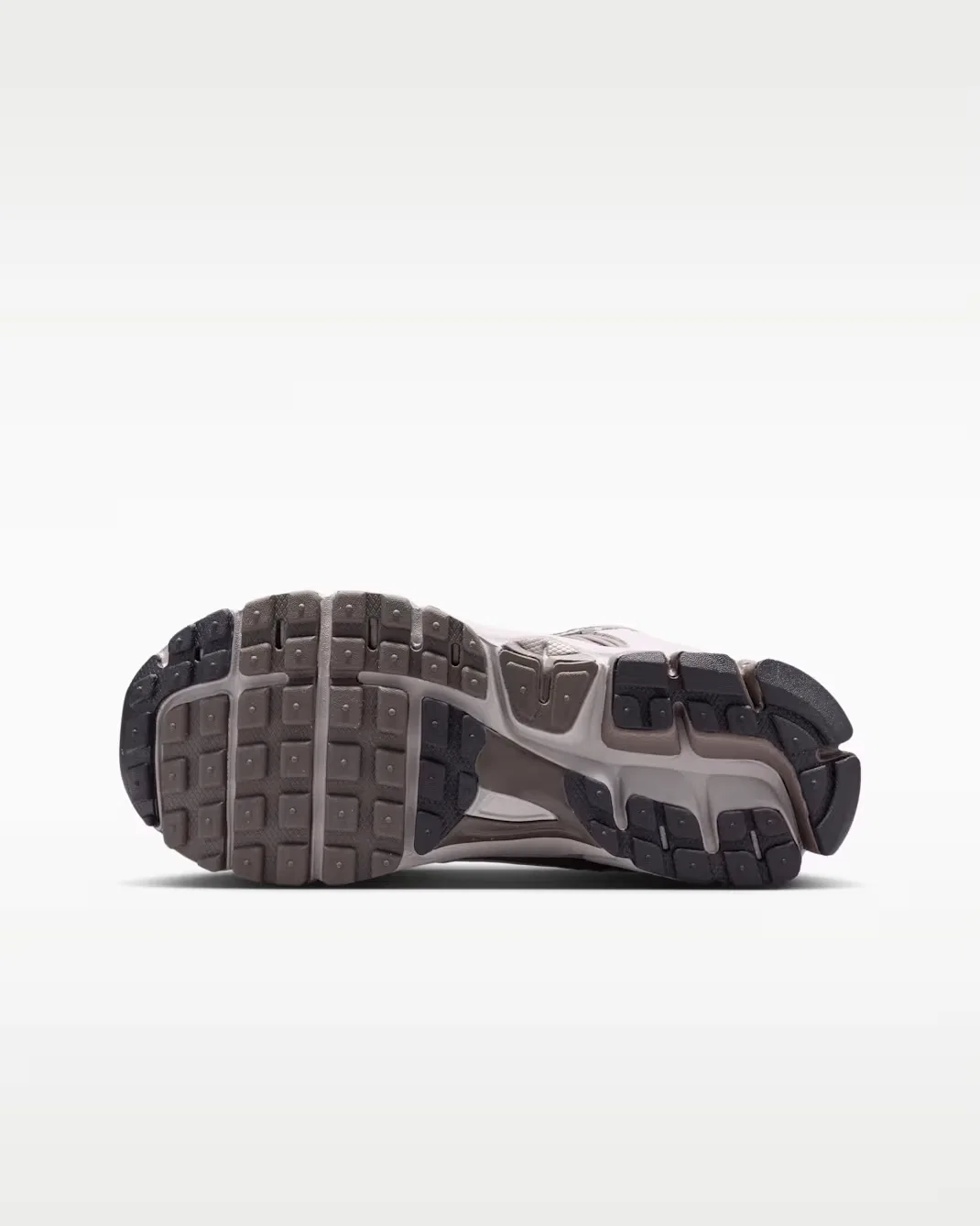 Детские кроссовки с отражающими элементами Nike Vomero 5, College Grey/Cave Stone/Metallic Silver/Black — фото 2