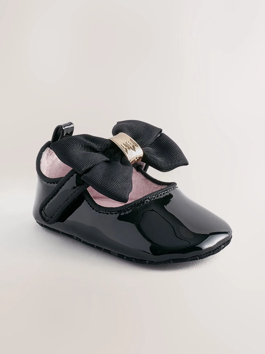 Ботиночки-пинетки с бантом Baker by Ted Baker, черный лакированный — фото 3
