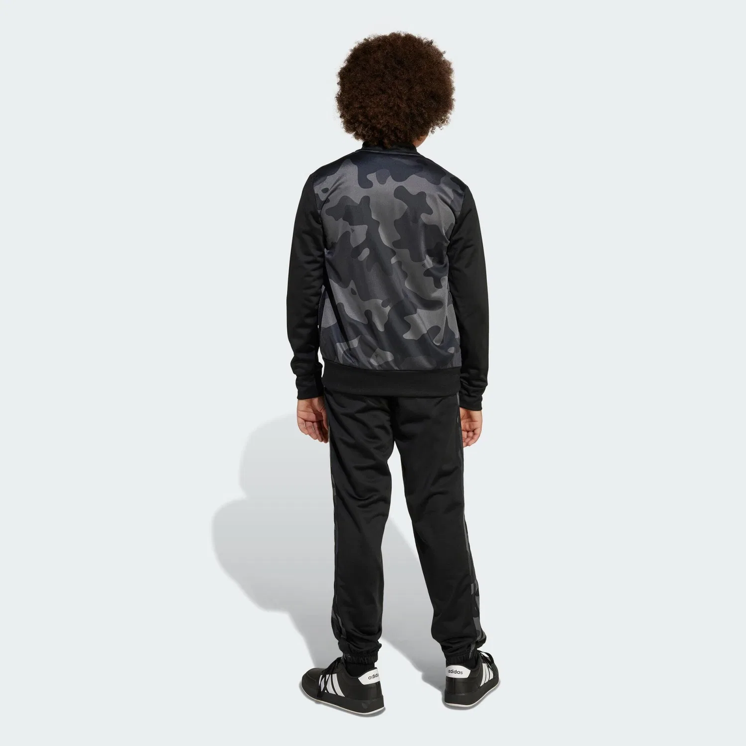 Детский спортивный костюм с камуфляжным принтом Seasonal Essential Camouflage Tricot 3-Stripes All Over Printed Kids Adidas, Schwarz / Weiss — фото 4