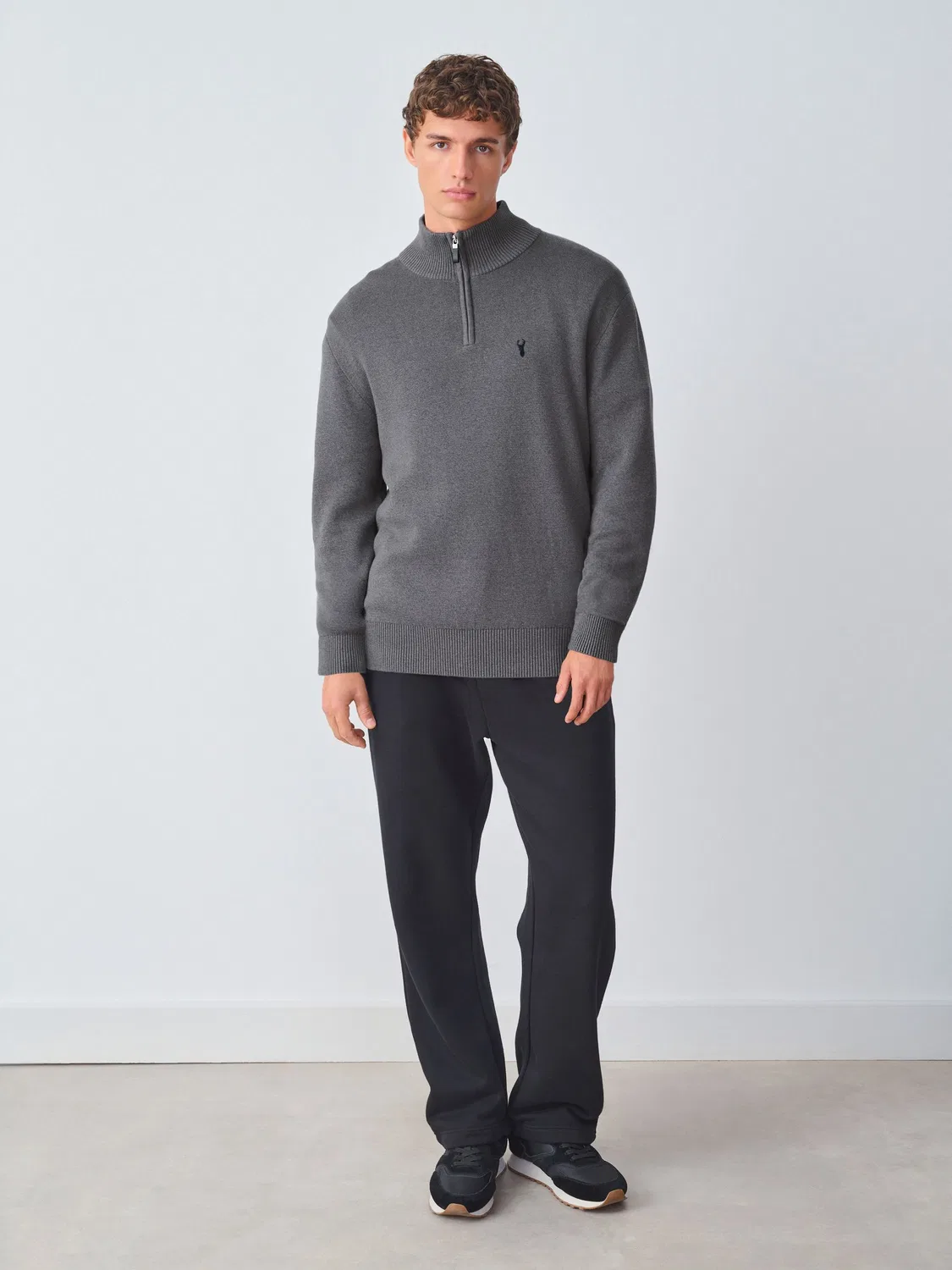 Джемпер с четверть-застежкой молния, Charcoal Grey, Stag Logo Next — фото 2