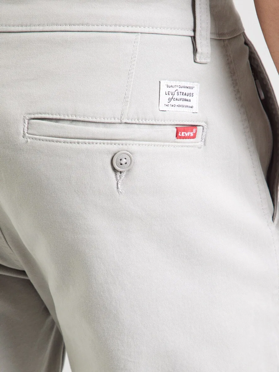 Брюки-чиносы LEVI'S зауженного кроя 'XX Chino Standard' светло-серого цвета — фото 2