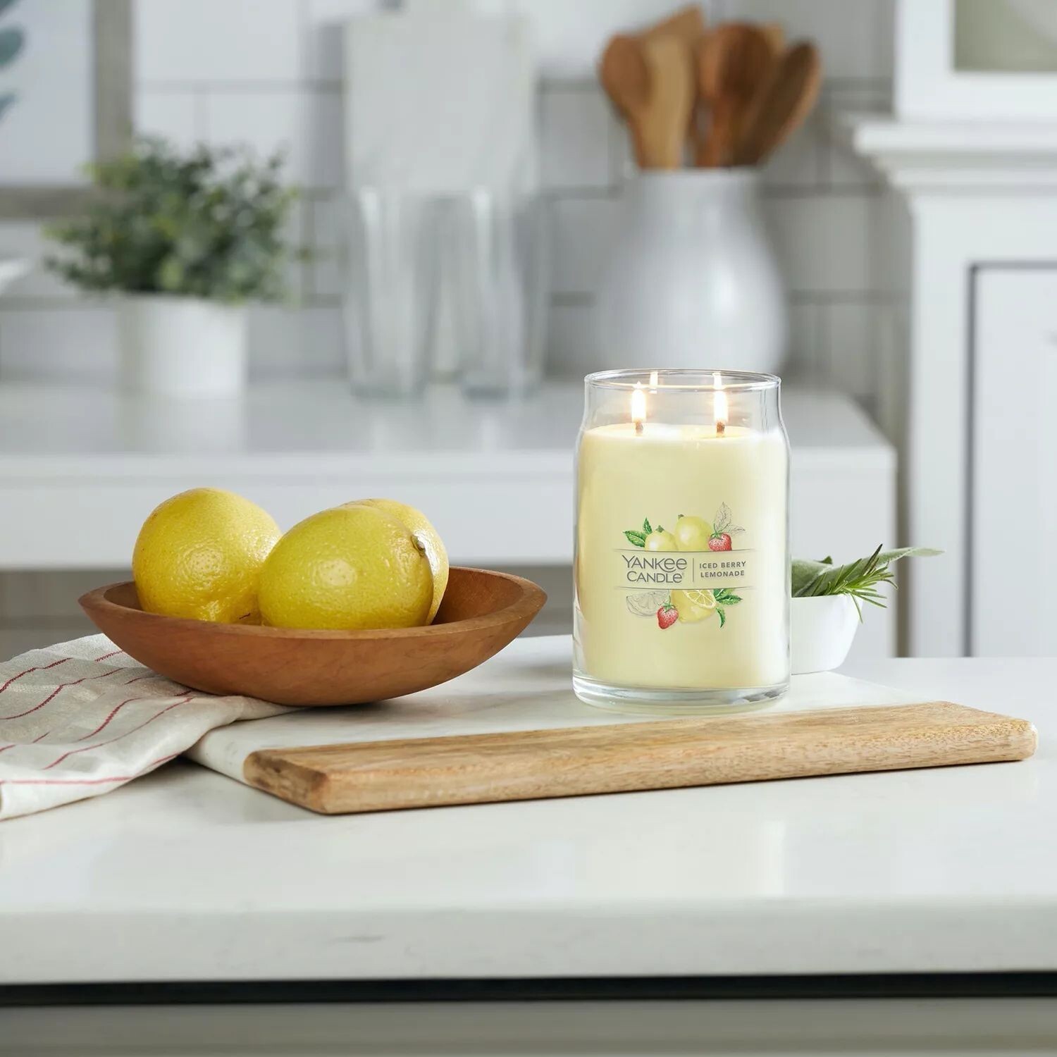 

Свеча Yankee Candle Iced Berry Lemonade Signature в большой банке