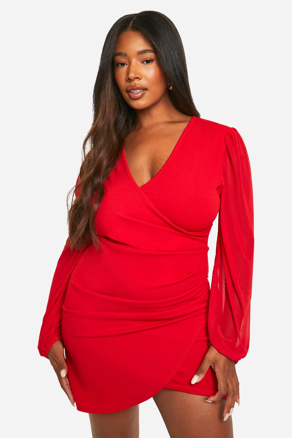 

Плюс Сетчатое платье с запахом boohoo, красный