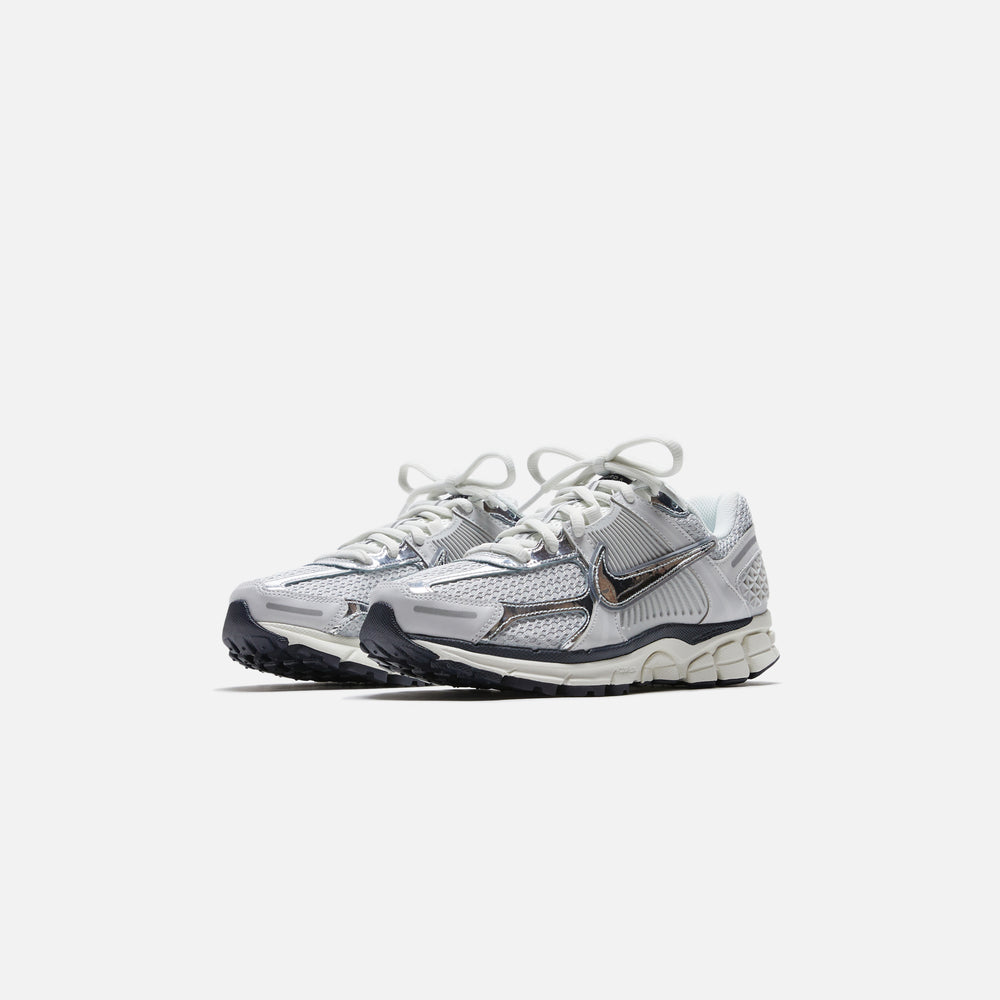 Кроссовки Nike WMNS Zoom Vomero 5, цвет Photon Dust/Chrome/Gridiron/Sail — фото 2