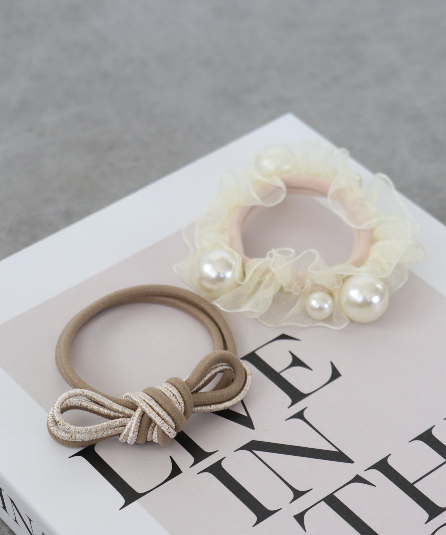 Набор из трех резинок для волос /Pearl Scrunchie x Ribbon Hair Research Set Three Four Time, beige — фото 2