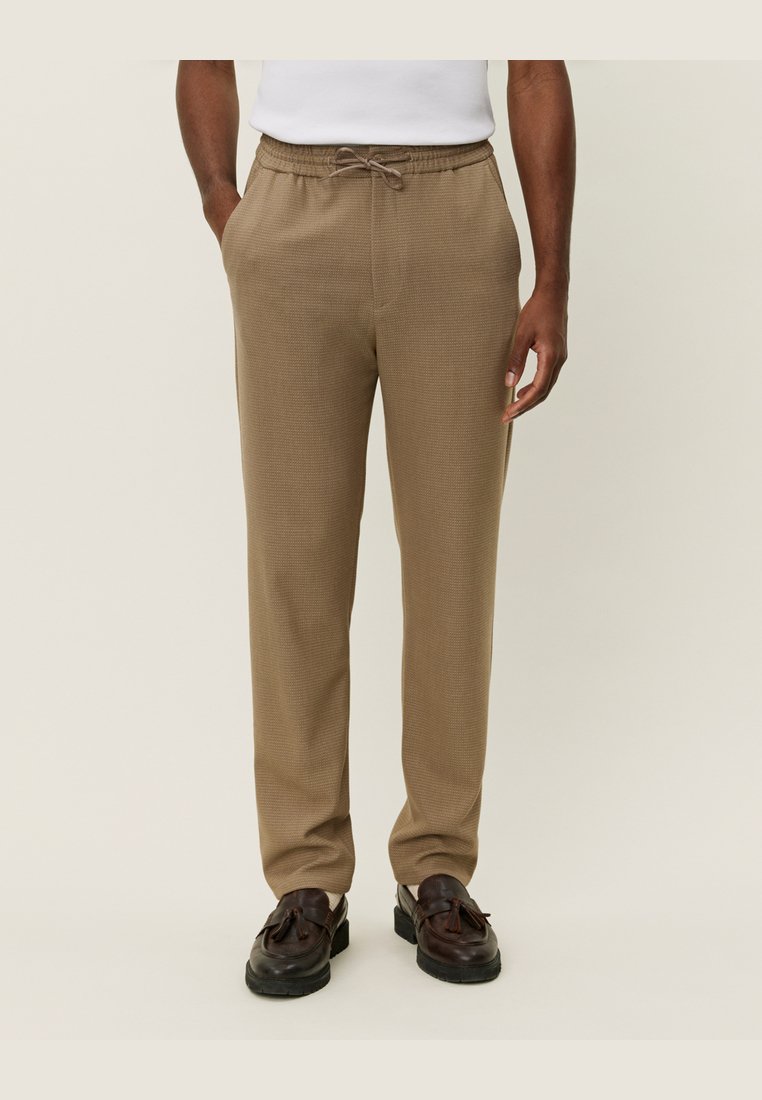 

Чиносы COMO STRUCTURE TAPERED PANTS Les Deux, коричневый