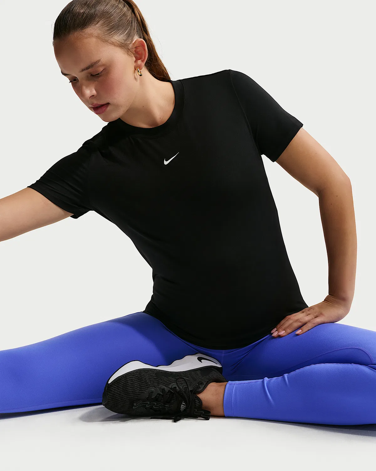 Женский топ Dri-FIT Slim-Fit с коротким рукавом (для беременных) Nike (M) One, Black/White — фото 3