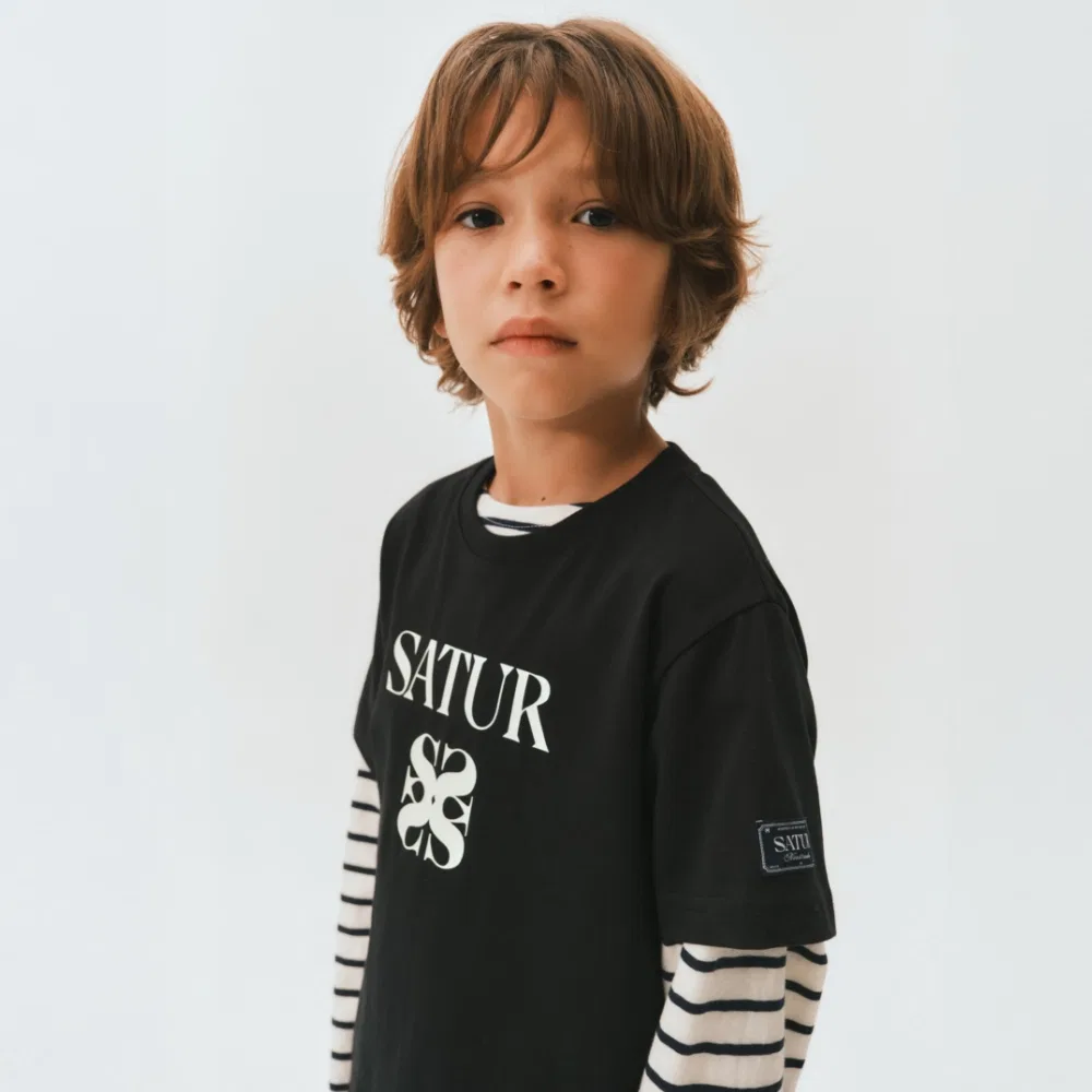 Детская футболка с классическим логотипом чёрная от Satur Kids — фото 4