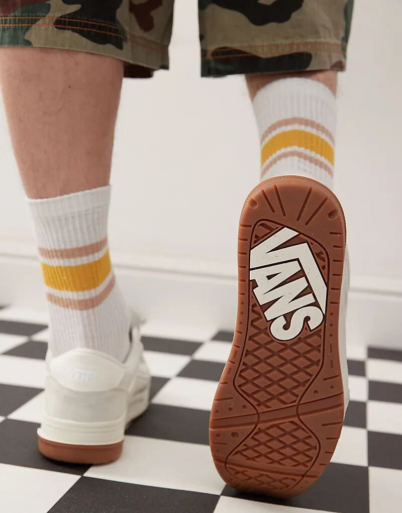 Массивные замшевые кеды Vans Hylane бежевого цвета — фото 4