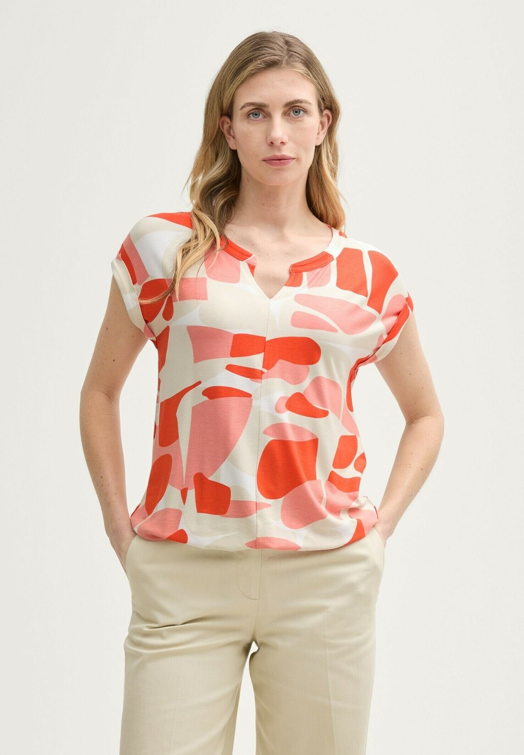 

Футболка с принтом ALL OVER PRINTED V NECK TOM TAILOR, коралловый