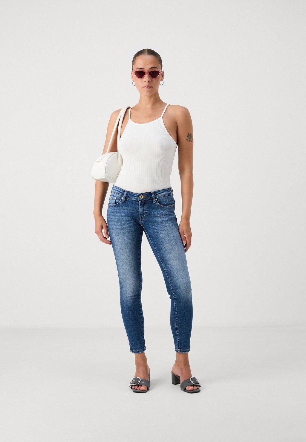 

Джинсы облегающие ONLCORAL LOW ONLY Petite, темно-синий деним