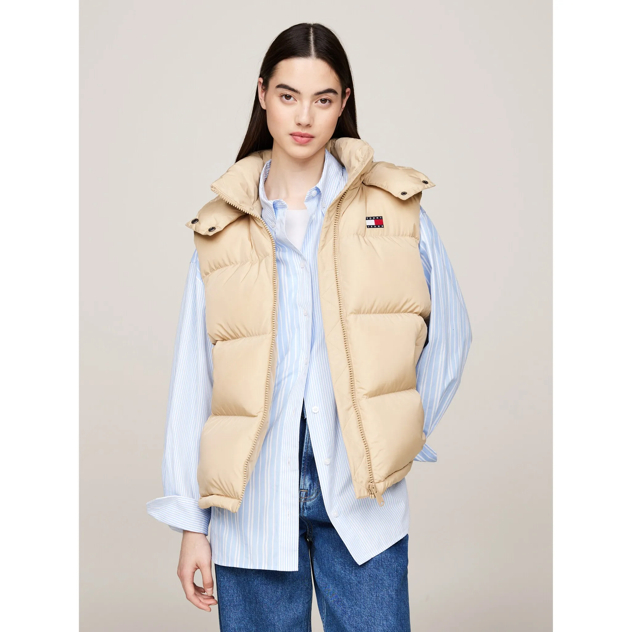 

Стеганый жилет Tommy Jeans "TJW ALASKA PUFFER VEST", с вышивкой логотипа, цвет Gentle Gold