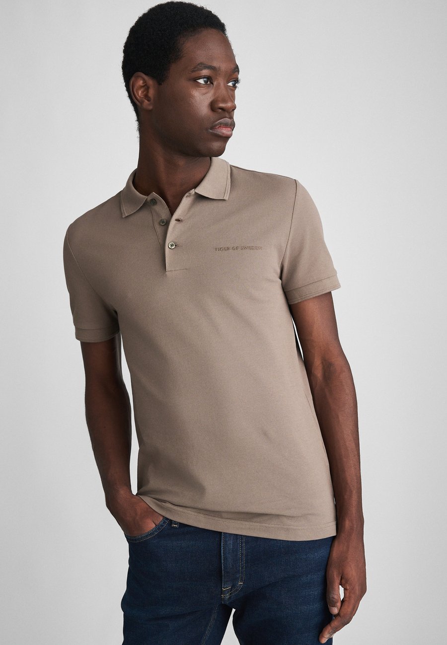 

Поло Tiger of Sweden DARIOS, Potato/Taupe, Коричневый, Поло Tiger of Sweden DARIOS, Potato/Taupe