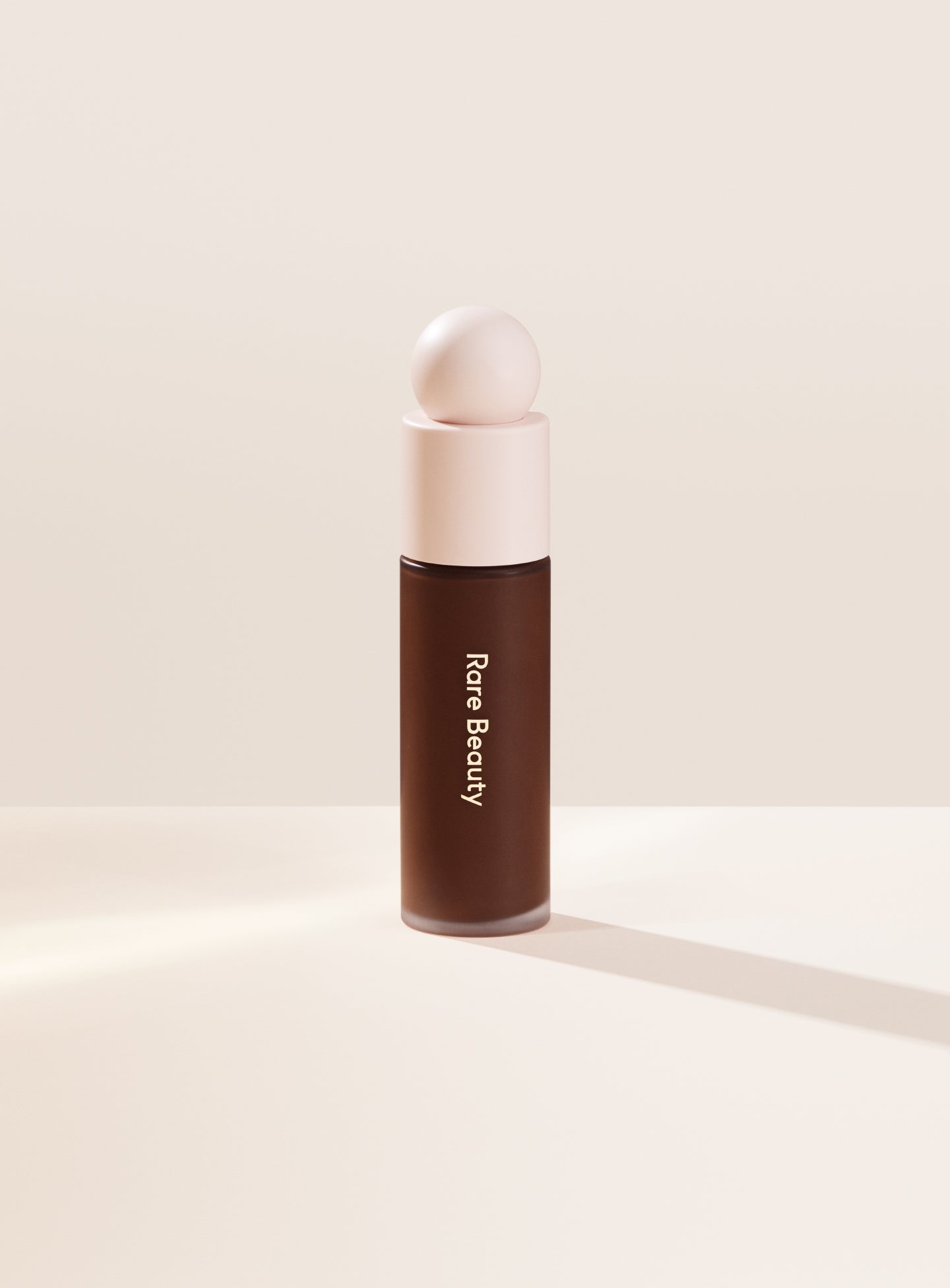 

Невесомая тональная основа Liquid Touch Rare Beauty, цвет 560w/deep with warm golden undertones