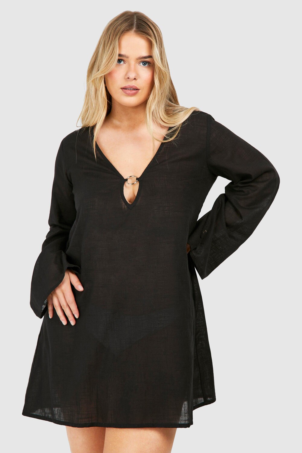 

Мини-платье плюс с кольцами и расклешенными рукавами boohoo, черный