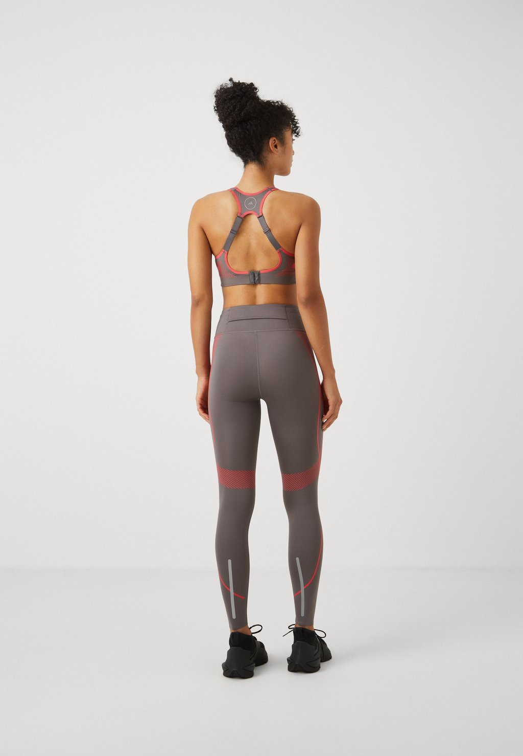 

Спортивный бюстгальтер с высокой поддержкой BRA adidas by Stella McCartney, темно-серый