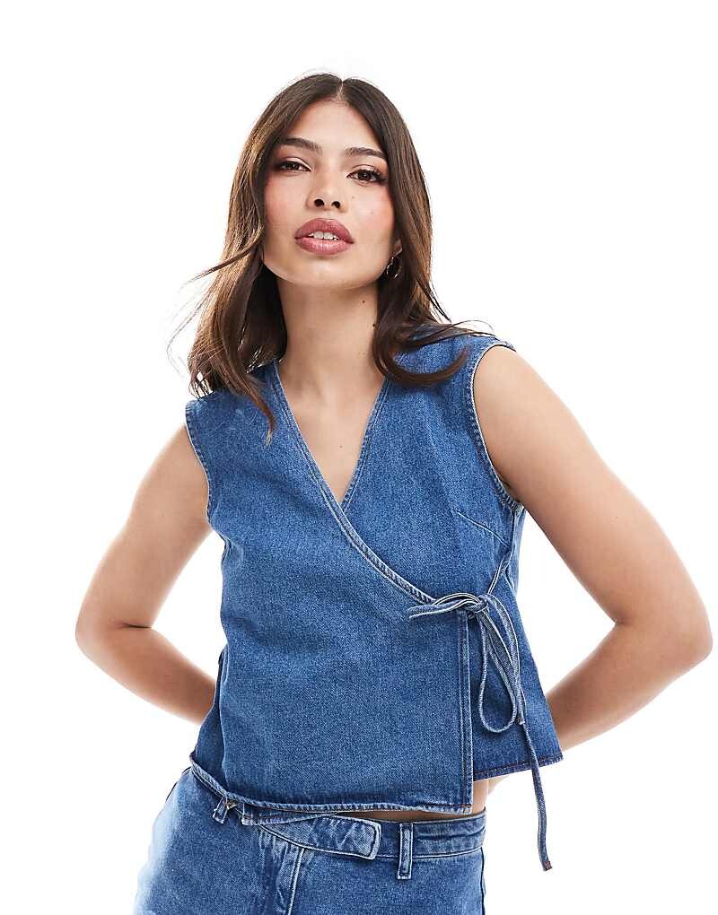 

Голубой джинсовый топ с запахом ASOS DESIGN