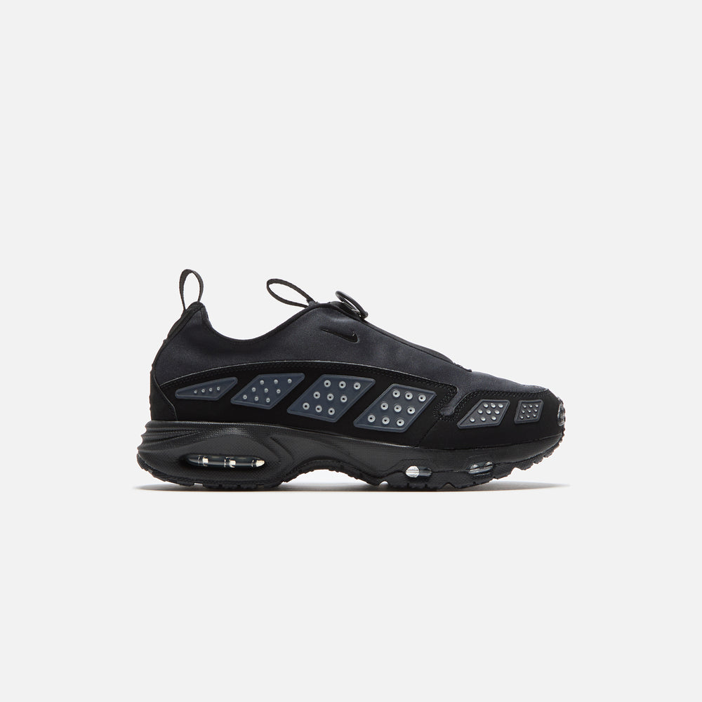 

Кроссовки Nike WMNS Air Max SNDR, цвет Black/Metallic Silver