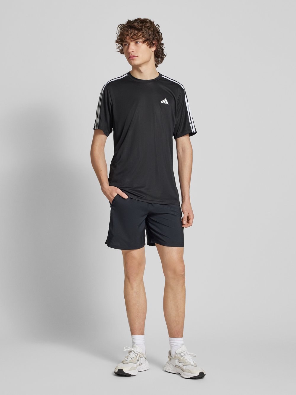 

Футболка с логотипом Adidas Training, черный