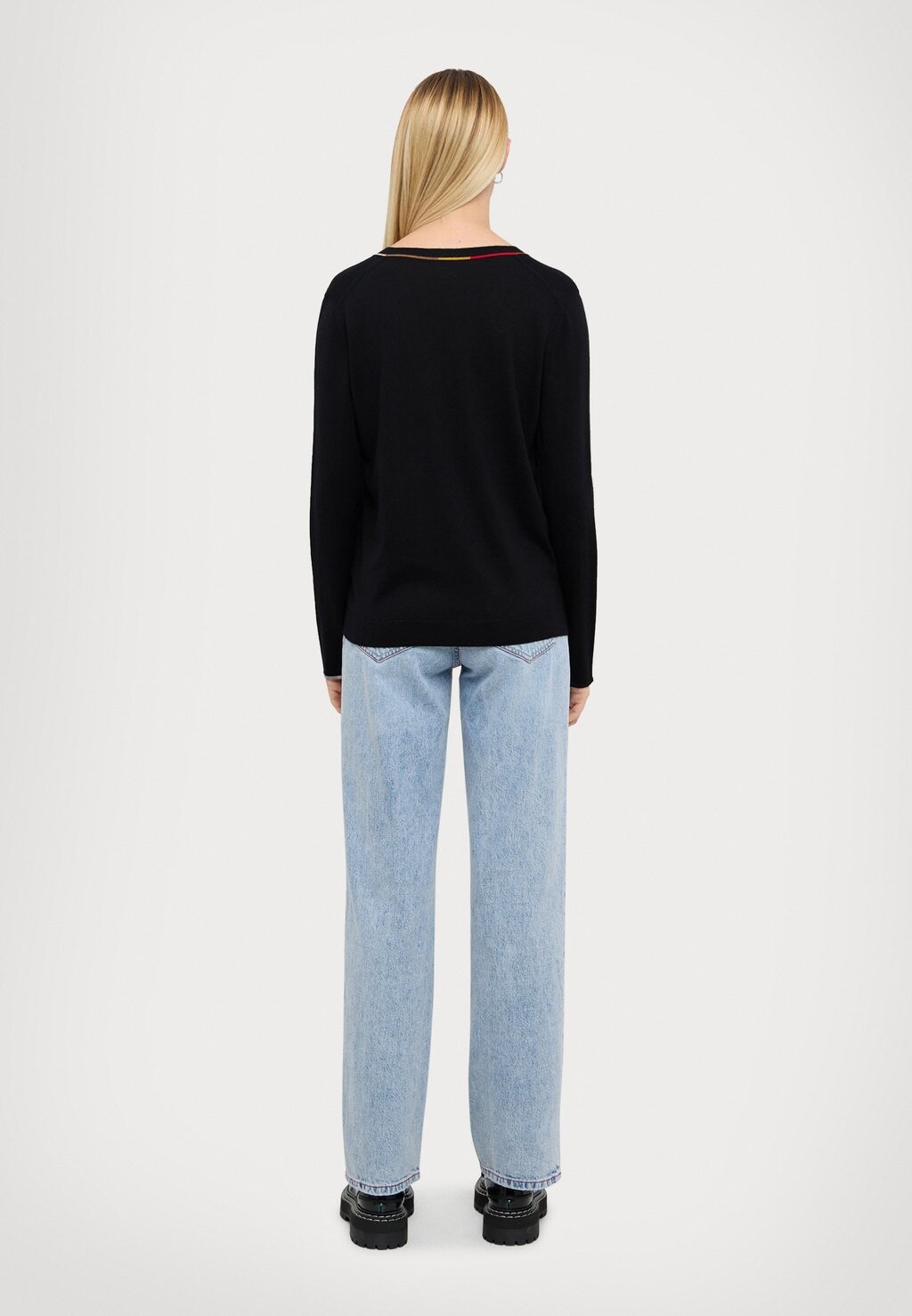 

Вязаный свитер V NECK SWEATER Paul Smith, черный