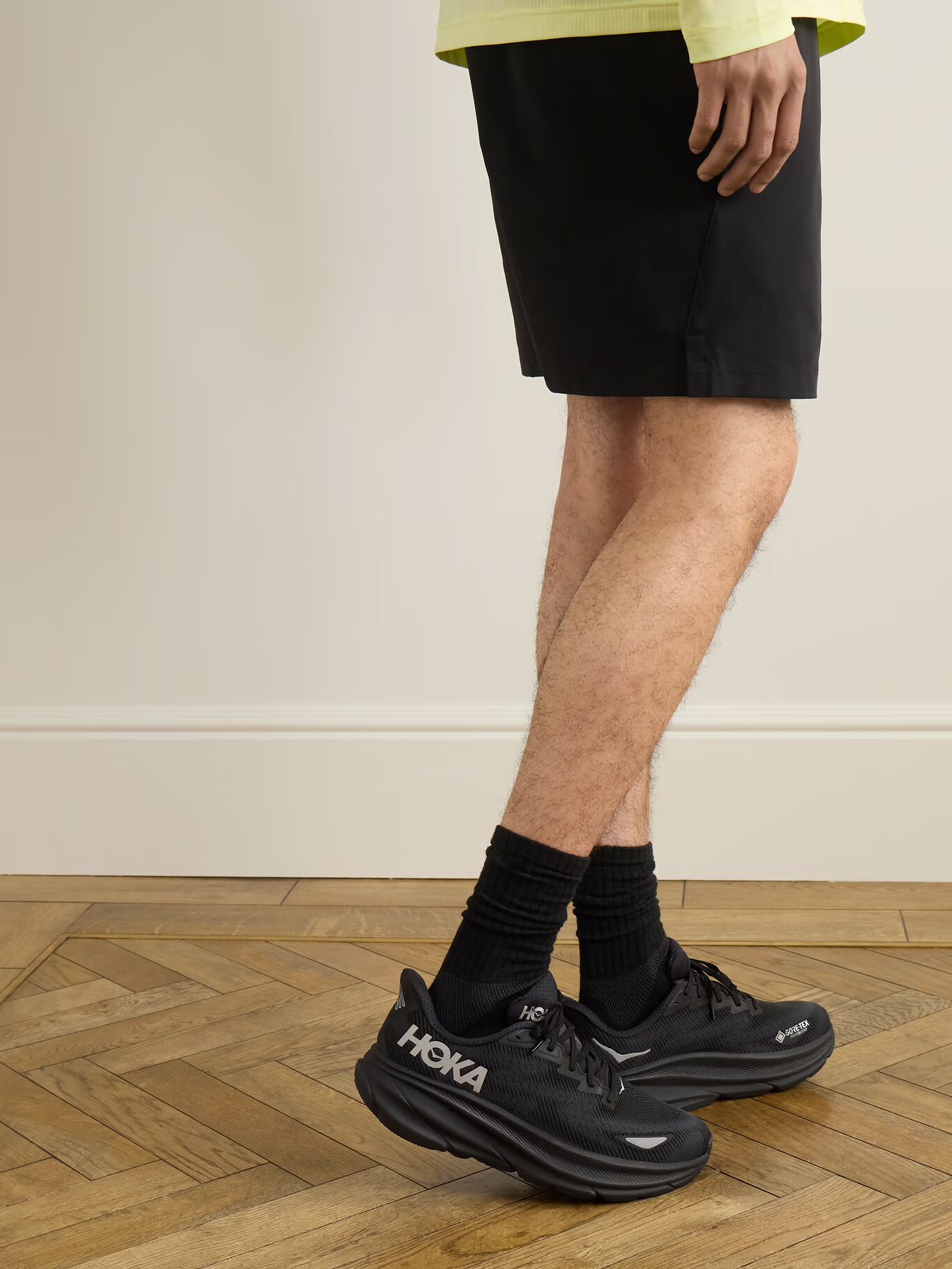 Кроссовки Clifton 9 Invisible Fit с резиновой отделкой из переработанного материала GORE-TEX HOKA, черный — фото 4