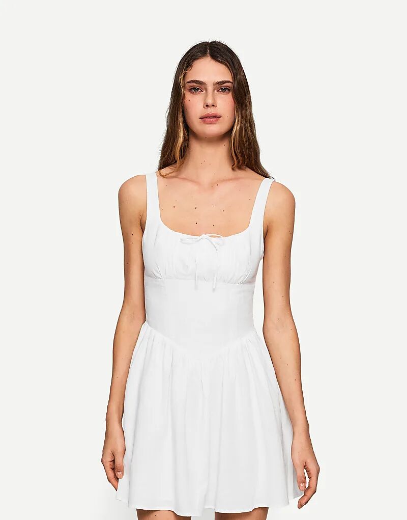 

Расклешенное мини-платье Bershka из льняной смеси белого цвета
