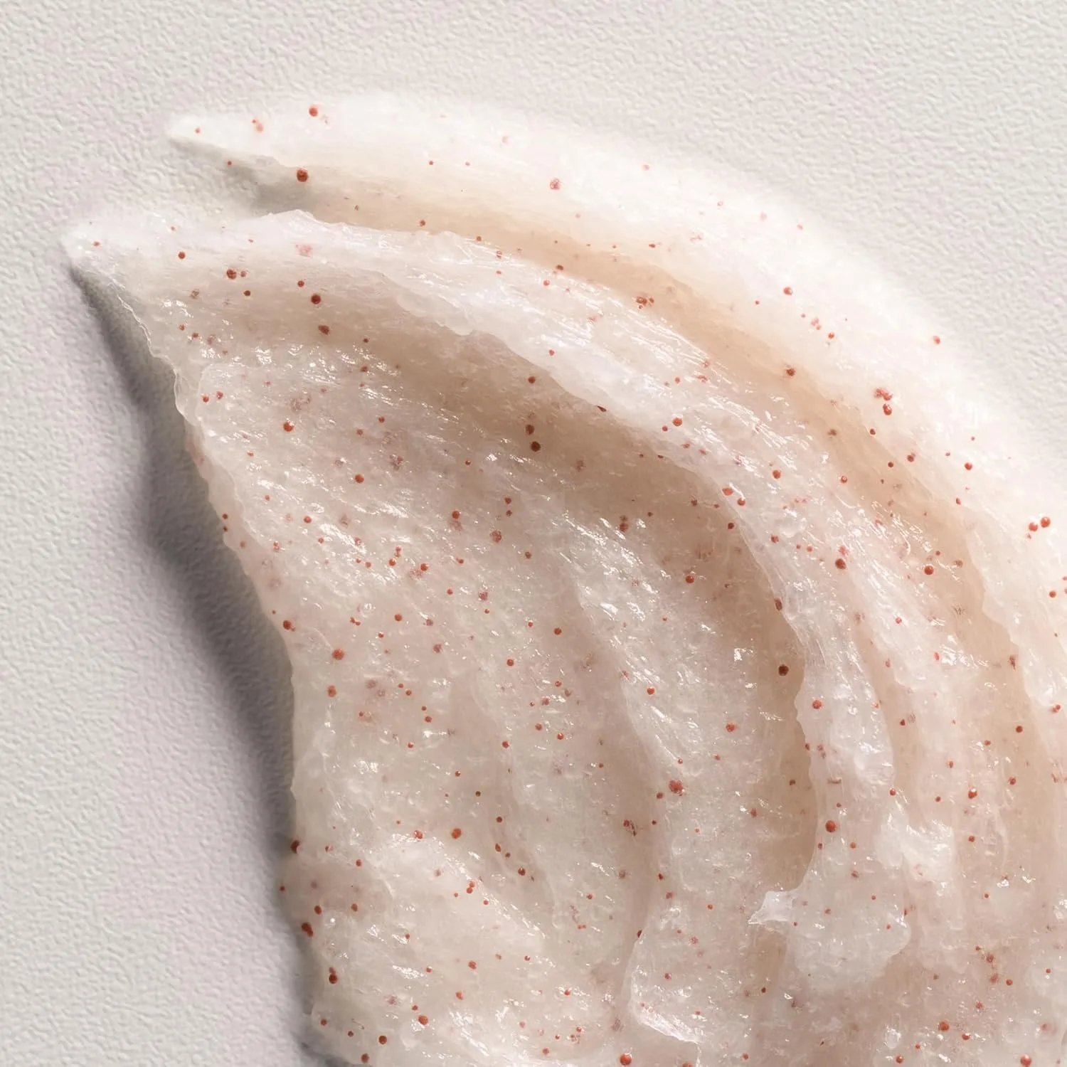 Davines SOLU Sea Salt Scrub Cleanser, мягко удаляет остатки и загрязнения с кожи головы для нормальных и уложенных волос - легкие, мягкие волосы дольше остаются чистыми, дорожный размер, 75 мл 106 мл (1 шт.) — фото 4