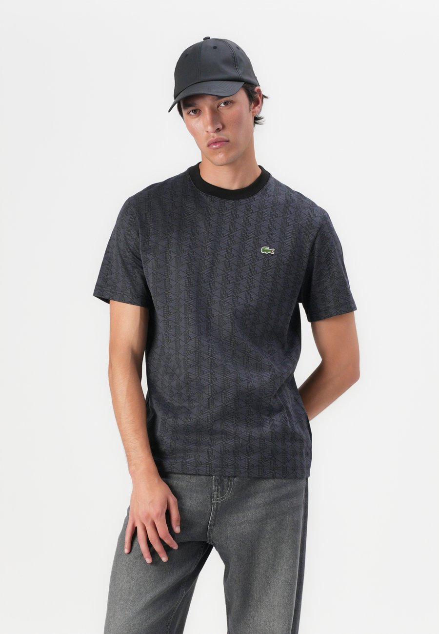 Футболка Lacoste Print T-shirt, принт монограммный, графит/черный — фото 4