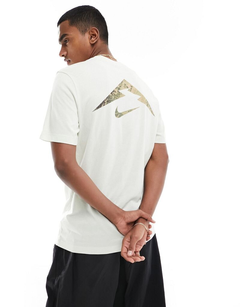 

Белая футболка с логотипом Nike Trail Dri-FIT