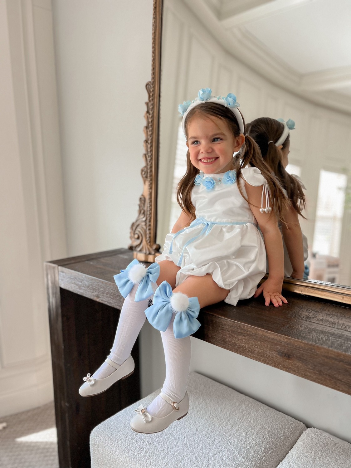Белый атласный комбинезон Daphne с синей вышивкой Petite Maison Kids — фото 4