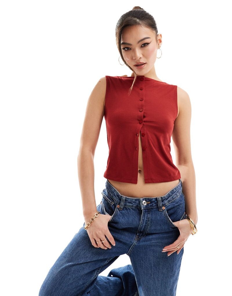 

Красный топ без рукавов с пуговицами ASOS DESIGN