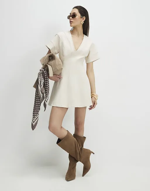 

Бежевое платье мини из джинсовой ткани со швами River Island