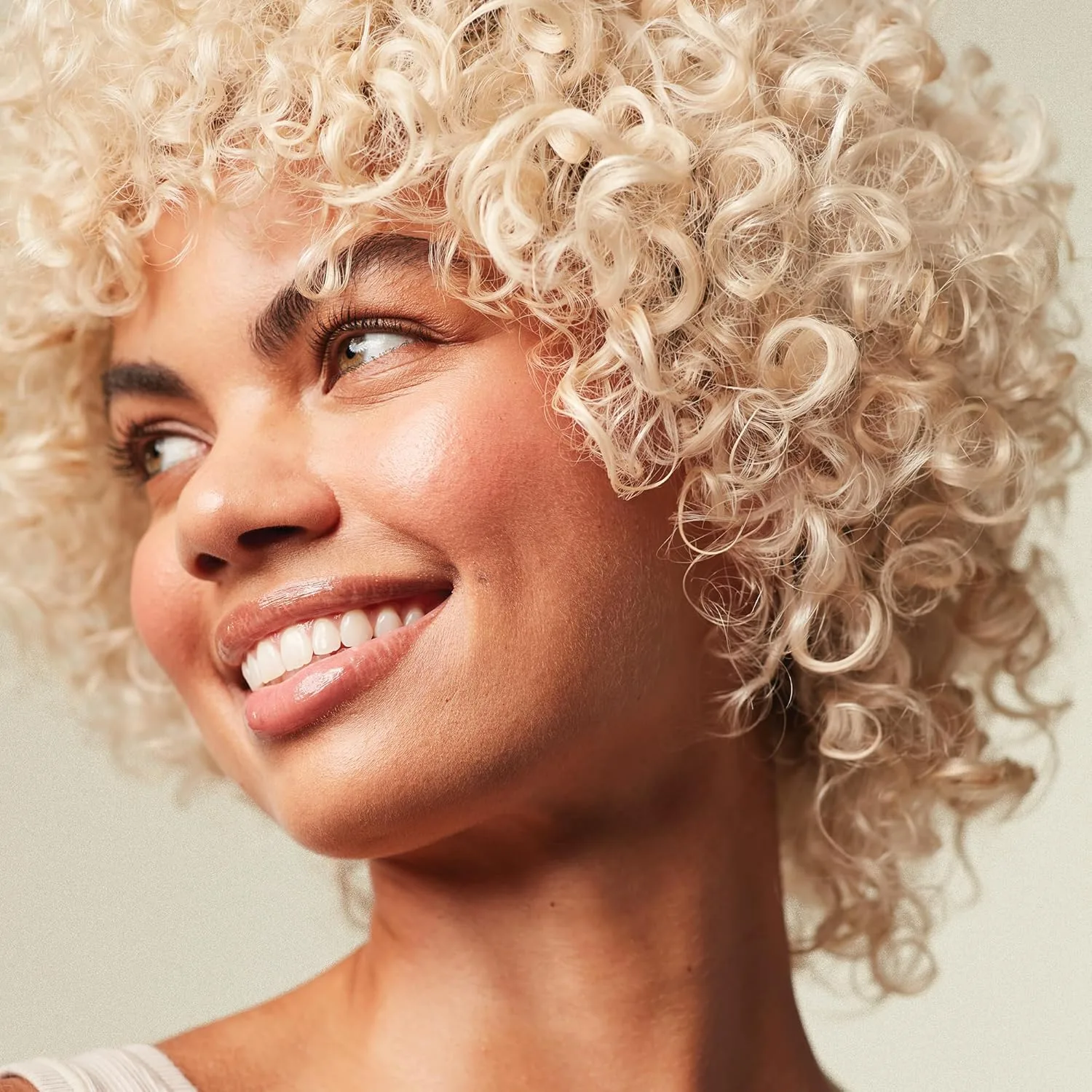 Шампунь Paul Mitchell Platinum Blonde Violet, устраняет желтизну и осветляет волосы, идеально подходит для светлых и средне-русых, серебристых, седых или белых волос. 1000 мл (.) — фото 4