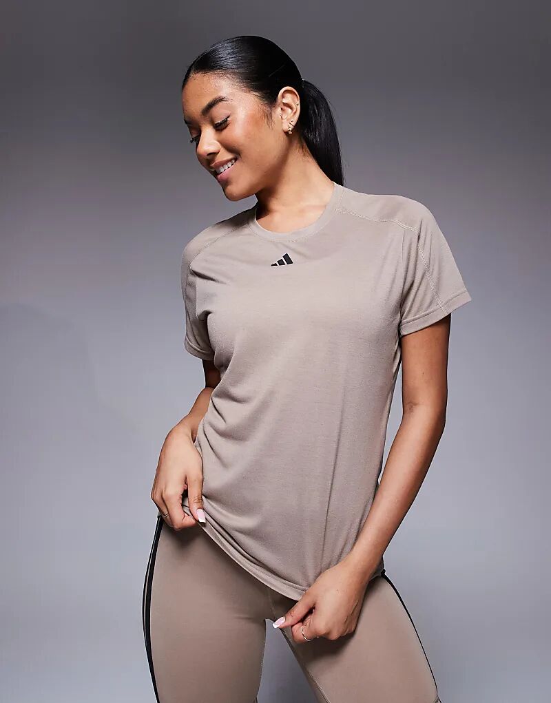 

Футболка Adidas Training Essentials Crew мелово-коричневого цвета