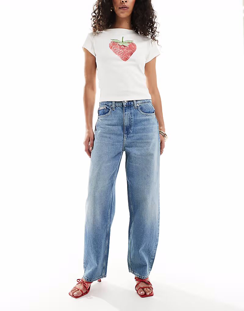 

Джинсы-бочонки Calvin Klein Jeans в средне-синем цвете