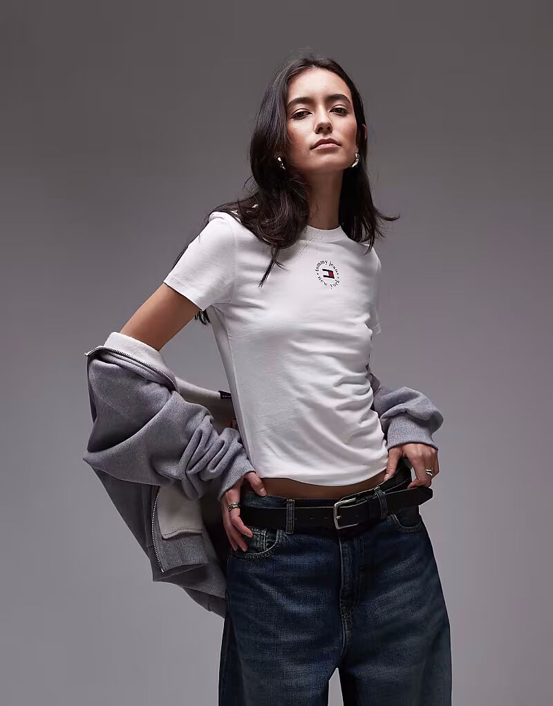 

Футболка Tommy Jeans с центральным круглым логотипом в цвете «кремовый»