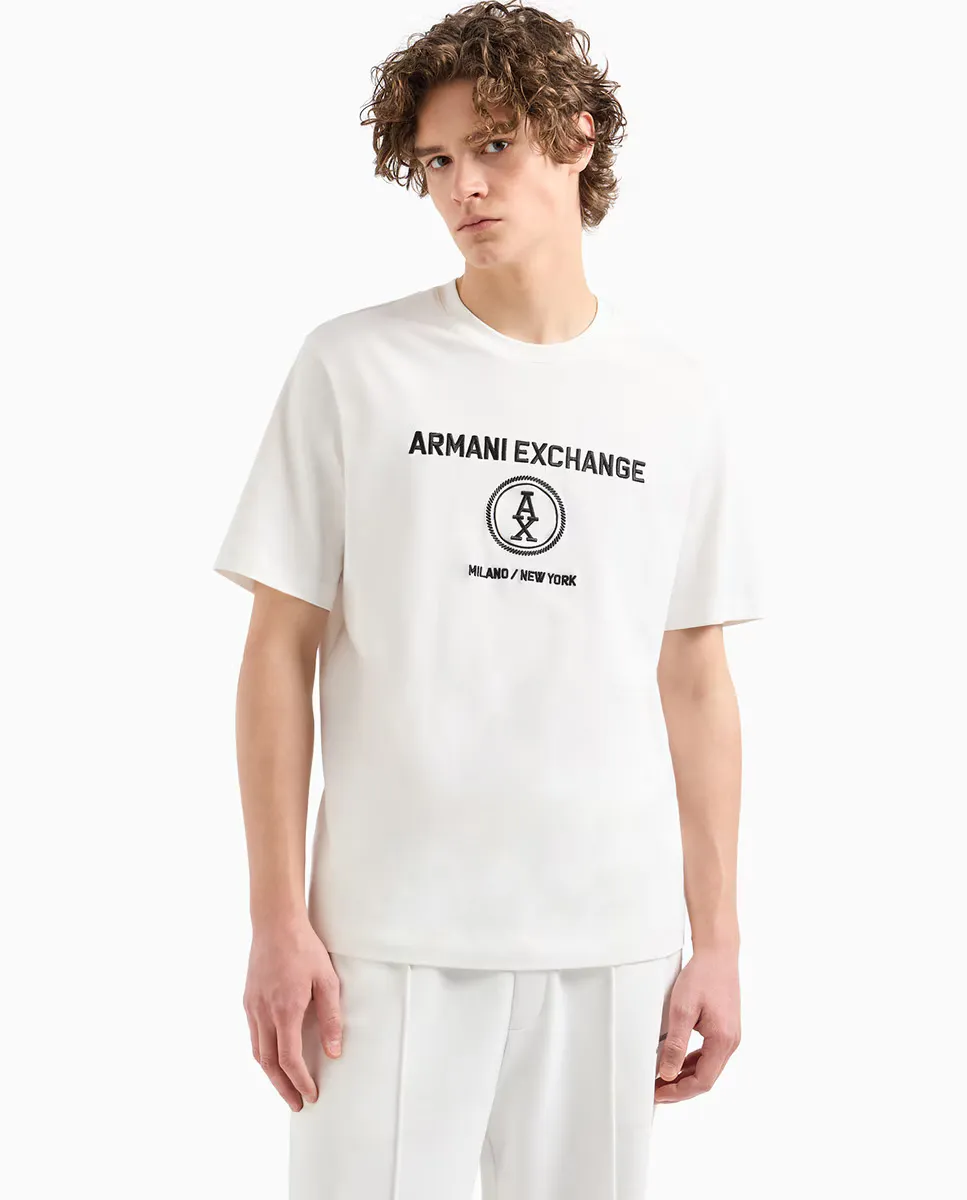 

Мужская футболка с короткими рукавами и логотипом спереди Armani Exchange, цвет Crudo