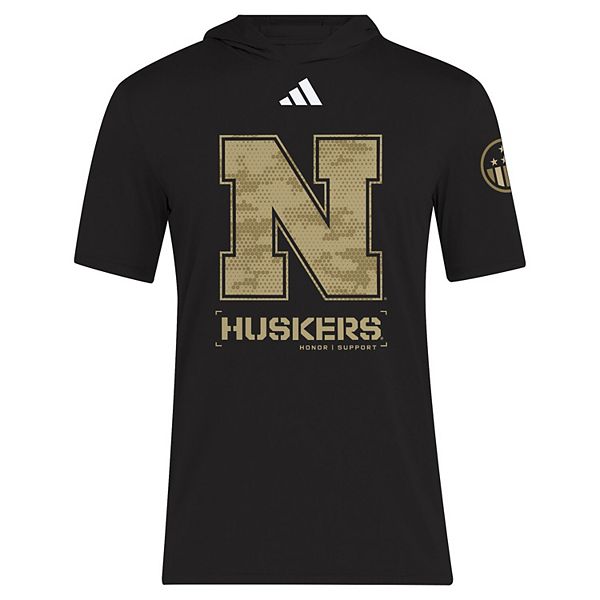 Мужская черная футболка nebraska huskers 2025 military appreciation aeroready с капюшоном Adidas — фото 3