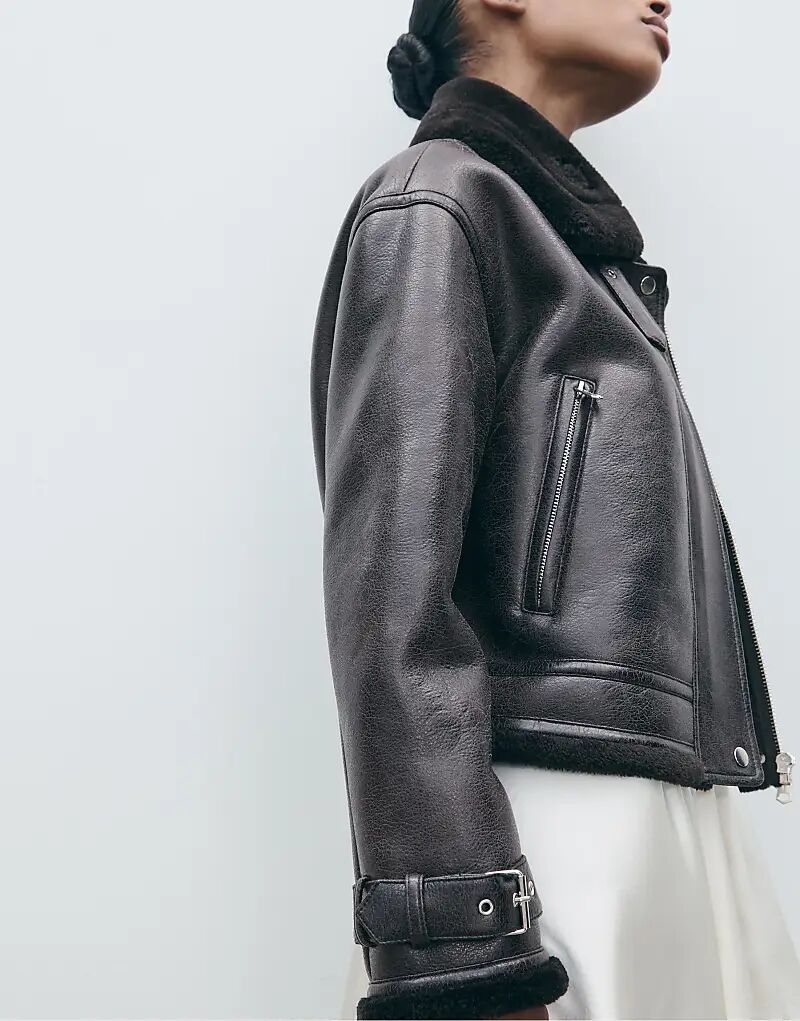 

Двусторонняя короткая куртка Stradivarius черного цвета