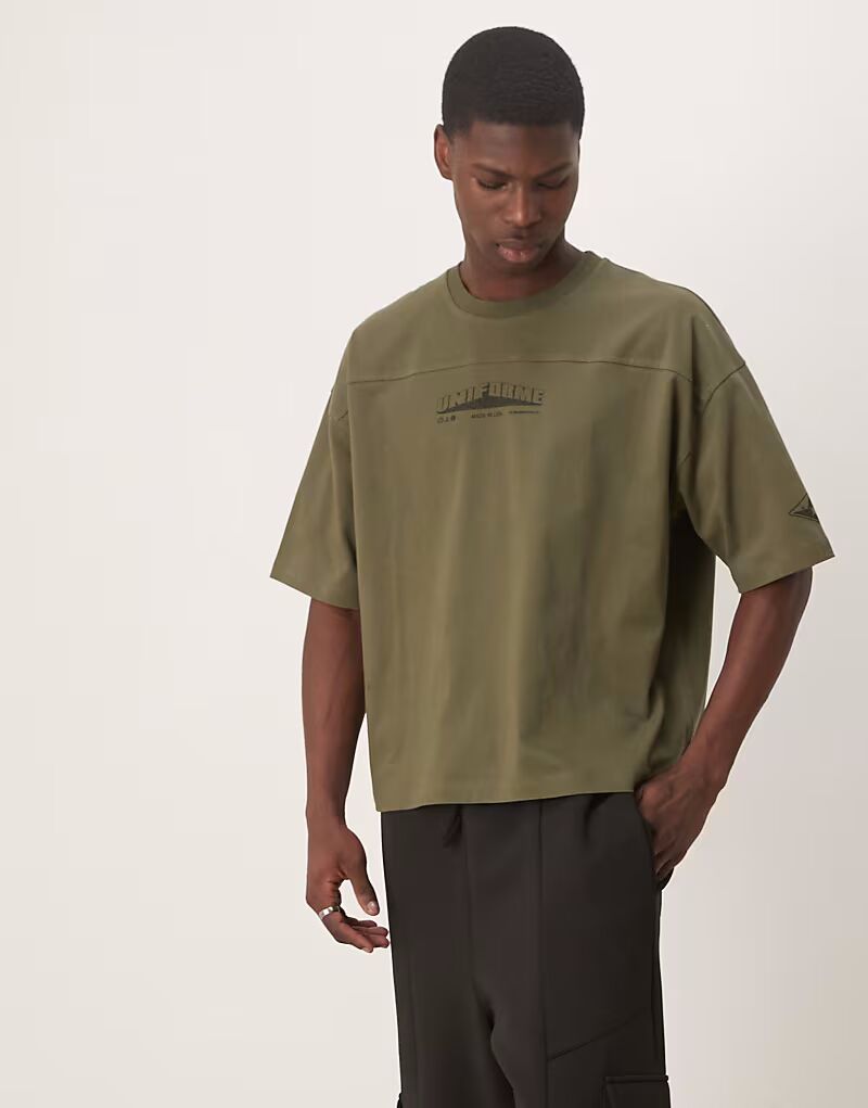 

Футболка свободного кроя ASOS DESIGN цвета хаки с принтом на груди и декоративными швами